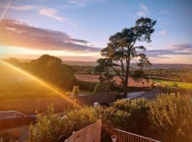 Our beautiful large Suite room with a Double bath with Shower ensuite - It has a full Kitchen boasting stunning views over the Axe Valley - Only 3 miles from Lyme Regis, River Cottage HQ & Charmouth - Comes with free private parking，位于阿克斯明斯特的酒店