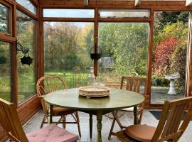 House with a magical garden and sunroom，位于霍芬的别墅