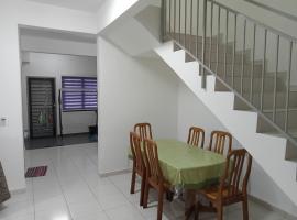Homestay UmahMak，位于Bandar Puncak Alam的度假短租房