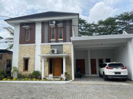 AW Lor House - Yogyakarta，位于斯勒曼的乡村别墅