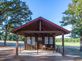 The Bobwhite Cabin 15MIN to Magnolia Baylor，位于Elm Mott的酒店