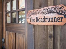 The Roadrunner Cabin 15MIN to Magnolia Baylor，位于Elm Mott的酒店