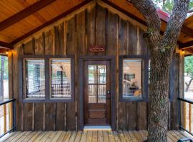 The Warbler Treehouse 15 MIn to Magnolia Baylor，位于Elm Mott的酒店
