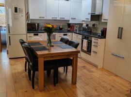 Cambridge city centre immaculate 2 bed apartment，位于剑桥Clare Hall附近的酒店