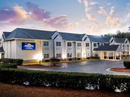 Microtel Inn & Suites by Wyndham Southern Pines Pinehurst，位于南派恩斯的酒店