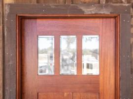 The Barn Swallow Cabin 15MIN to Magnolia Baylor，位于Elm Mott的酒店