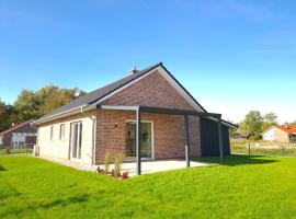 Haus KüstenBrise - Urlaub mit Hund an der Küste mit eigenen Garten, Sauna und gemütlichen Kaminfeuer，位于Schweiburg的酒店