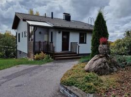 Villa Silve, yhden makuuhuoneen omakotitalo.，位于LohjaNummi‘s neoclassical grey-stone church附近的酒店