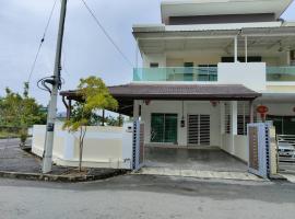 Prestij 3 Homestay, Balik Pulau，位于浮罗山背的带停车场的酒店