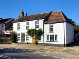 Carlton Cottage Country Retreat - Perfect for Ipswich - Aldeburgh - Southwold - Thorpeness - Sizewell B - Sizewell C - Sleeps 13，位于Little Glenham的酒店