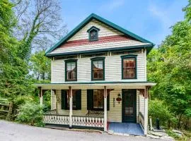 Enchanting Cottage, Center of Historic Downtown!