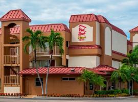 Red Roof Inn PLUS+ & Suites Naples Downtown-5th Ave S，位于那不勒斯的酒店