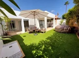 Bungalow de diseño hidromasajes terraza y piscina.