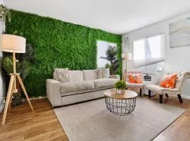 The Green Haven, 1 Minute Walk to the Beach and Restaurants, King Beds, Beach Amenities