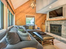 Family-Friendly Stratton Gem Close to Slopes!，位于斯特拉顿的酒店