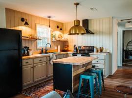 Creekside Cottage，位于Madison的酒店