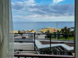 Splendido appartamento con vista mare su piazza Dante