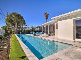 Chic and Cozy Deerfield Beach Studio with Pool，位于迪尔菲尔德海滩的海滩短租房