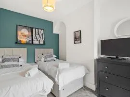 Central House with Parking, Pool Table, Super-Fast Wifi and Smart TV with Virgin TV and Netflix by Yoko Property