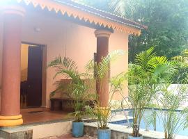 HERITAGE 7BHK VILLA WITH PRIVATE POOL close to BAGA BEACH，位于帕拉的酒店