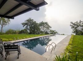 SaffronStays Solasta, Mulshi - infinity pool villa with Mulshi Dam views，位于Mulshi的乡村别墅