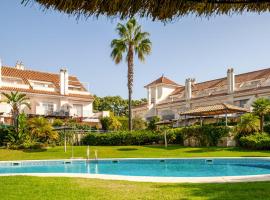 Nice Home In Nuevo Portil With Outdoor Swimming Pool And 3 Bedrooms，位于埃尔波提尔的度假屋