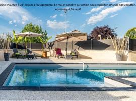 Villa des Oliviers : Sublime villa avec piscine chauffée et privée, terrasse de 185m²，位于Bon-Encontre的酒店