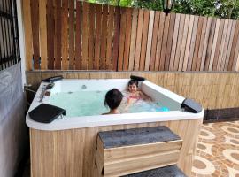 Luna Villa by Angel Stay - Three Bedroom Villa in Lonavala，位于罗纳瓦拉的带按摩浴缸的酒店