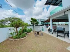 Austin 55, Corner with Karaoke n BBQ for 16paxs