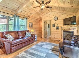 Clover Cabin with Hot Tub and Deck in Hocking Hills!，位于洛根的度假短租房