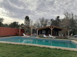 Agradable Cabaña con Gran Piscina y Tinaja，位于基利翁的酒店