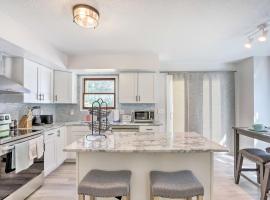 5 Mi to UT Quiet Toledo Duplex Near Parks!，位于托莱多的酒店