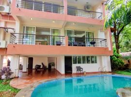 Luxury 3BHK Villa with Private Swimming Pool near Candolim，位于莫尔穆冈Shanta Durga Temple附近的酒店