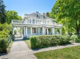 Historic Manor with 8 BDRMS 9 BATHS & 3 Kitchens