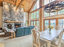 Waterfront Lake Tomahawk Cabin with Game Room!，位于Lake Tomahawk的酒店