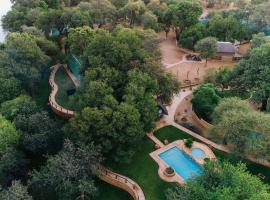 Kwadiwa Ranch，位于Baines Drift的带泳池的酒店