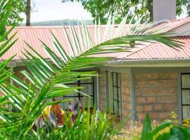 Zoe Homes 1br and 2br Cottage own compound -Kericho town near Green Square mall，位于Kericho的度假屋