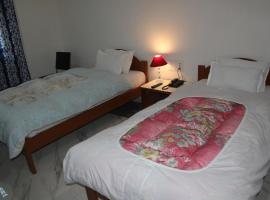 HOTEL BODHGAYA INN，位于菩提伽耶的带按摩浴缸的酒店