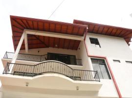 Tharusha White House Hotel，位于Kiralawelkatuwa的酒店