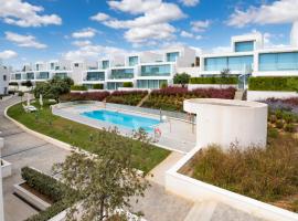 Villa La Perla Sotogrande - since 2022 - Sea View - 3 Bedrooms and Bathrooms - La Reserva Beach and Golf nearby，位于索托格兰德香格里拉·卡纳大高尔夫俱乐部附近的酒店