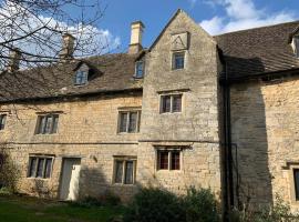 6 Bedroom Farm House with 12 Beds in Weldon，位于Weldon的酒店