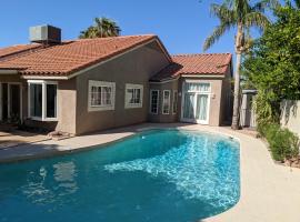 Heated Pool - Spacious, Cheerful Home 5br/3bath，位于钱德勒的酒店