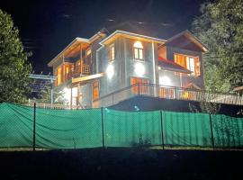 Vacay Datcha 3 bedroom and attic bedroom，位于Kūd的酒店