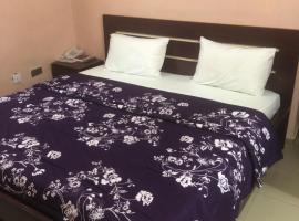 TOPFAJ HOTEL AND SUITES，位于Ilerin的酒店