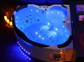 Family & Business Sauna Tężnia Apartments No 10 VIP -Leśny nad Zalewem Cedzyna, Unikat SPA- 1 Bedroom with Private Sauna, Jacuzzi, Spectacular View Terrace, Parking, Catering Options，位于凯尔采的酒店