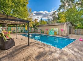 Boat Dock and Backyard Rock River Retreat，位于Edgerton的酒店