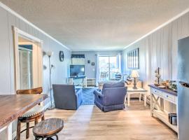 Myrtle Beach Condo with Balcony Walk to Beach!，位于默特尔比奇的Spa酒店