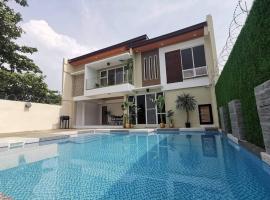 Newly Built Private Villa with Pool in Cainta，位于Cainta的度假短租房