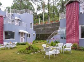 StayVista at Pines & Fir - Sprawling Gardens with Seating and Swings，位于兰斯顿的酒店