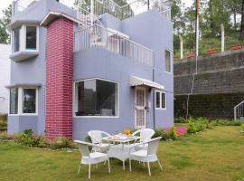 StayVista at Pines & Fir - Sprawling Gardens with Seating and Swings，位于兰斯顿的酒店